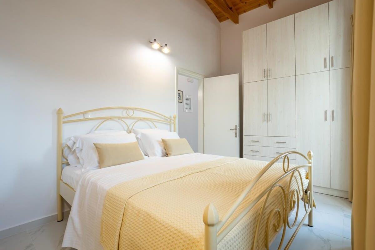 Mani Stone Built Home A Breath Away To The Sea Stoúpa Exterior photo
